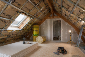 Aménagement et isolation des combles en cours par G&M Bâtiment avec pose d’isolant, cloisons et finitions sous toiture