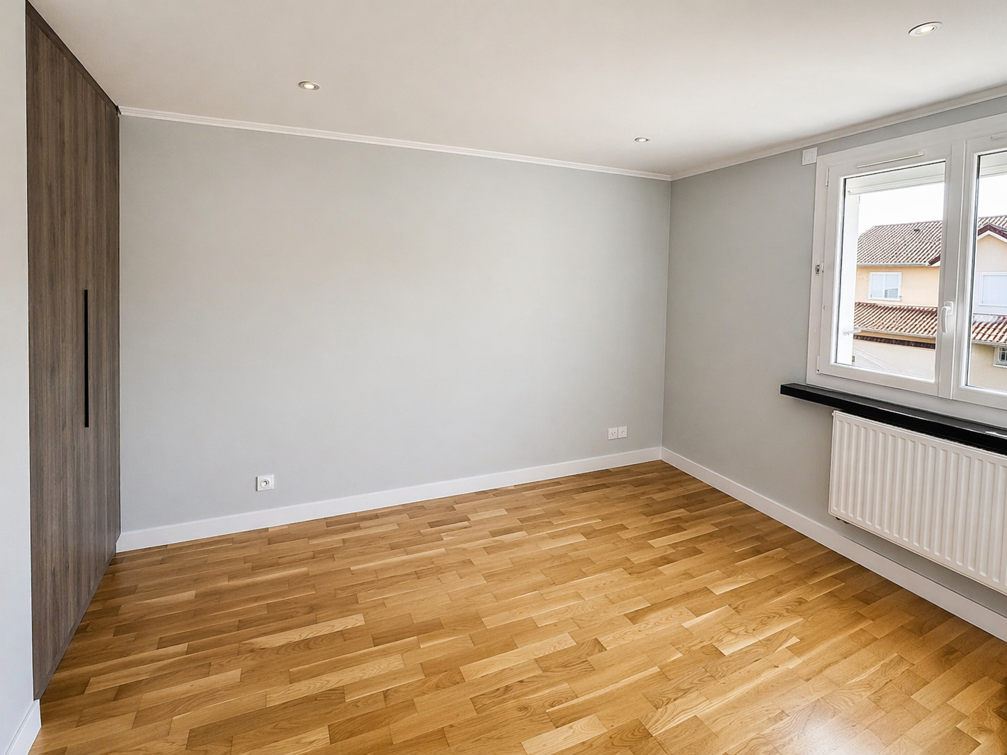 Pièce rénovée avec peinture, sols et aménagement dans l’appartement à Ozoir-la-Ferrière