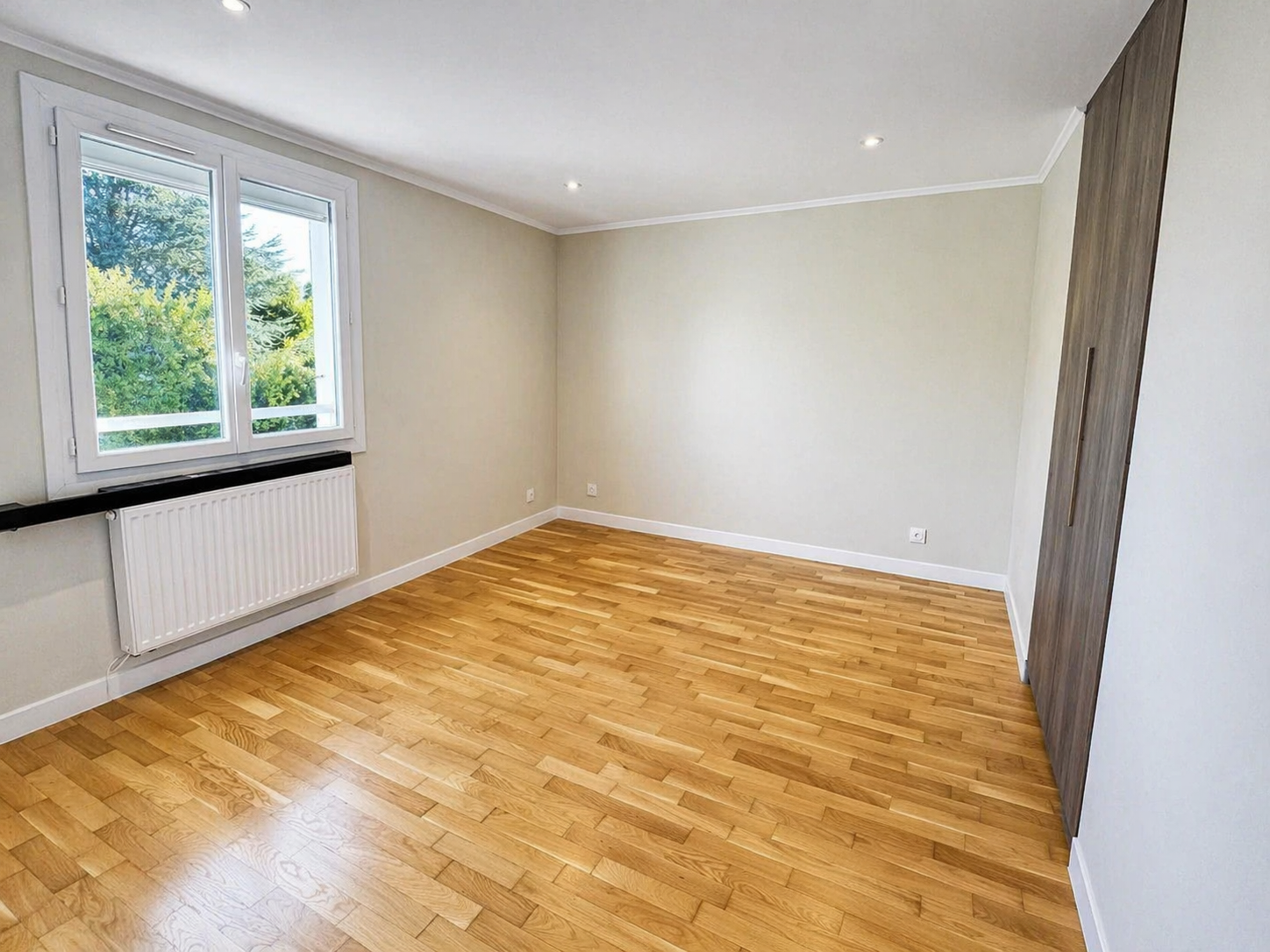 Chambre rénovée avec nouveaux sols et peinture à Ozoir-la-Ferrière