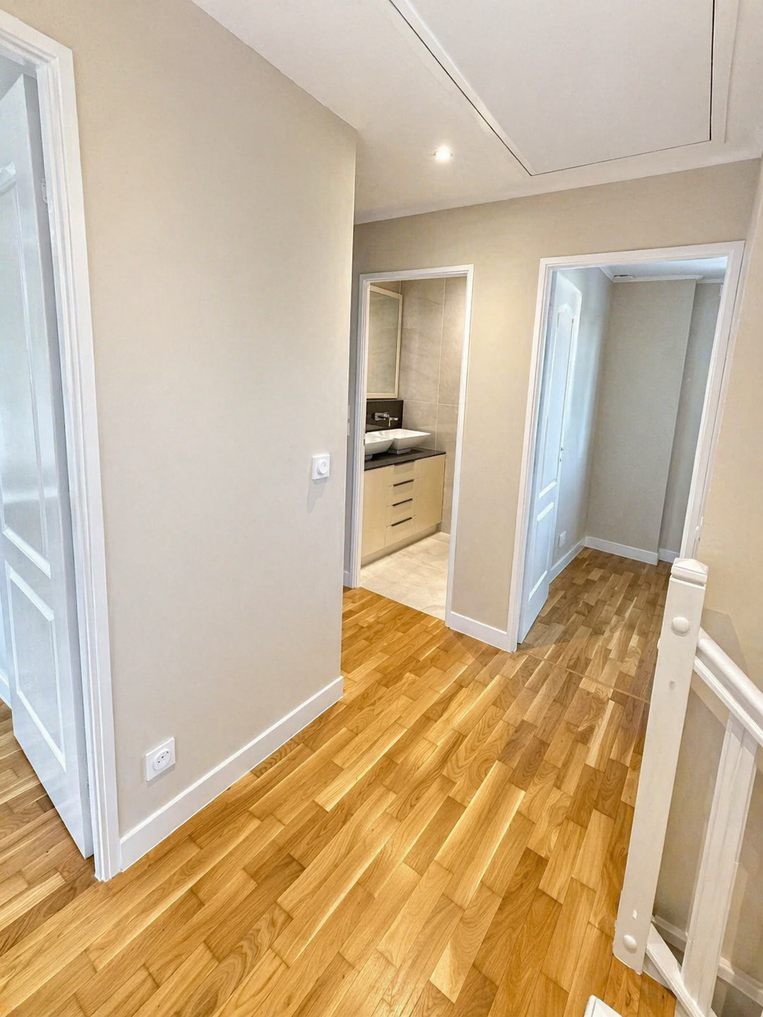 Couloir rénové dans l’appartement à Ozoir-la-Ferrière