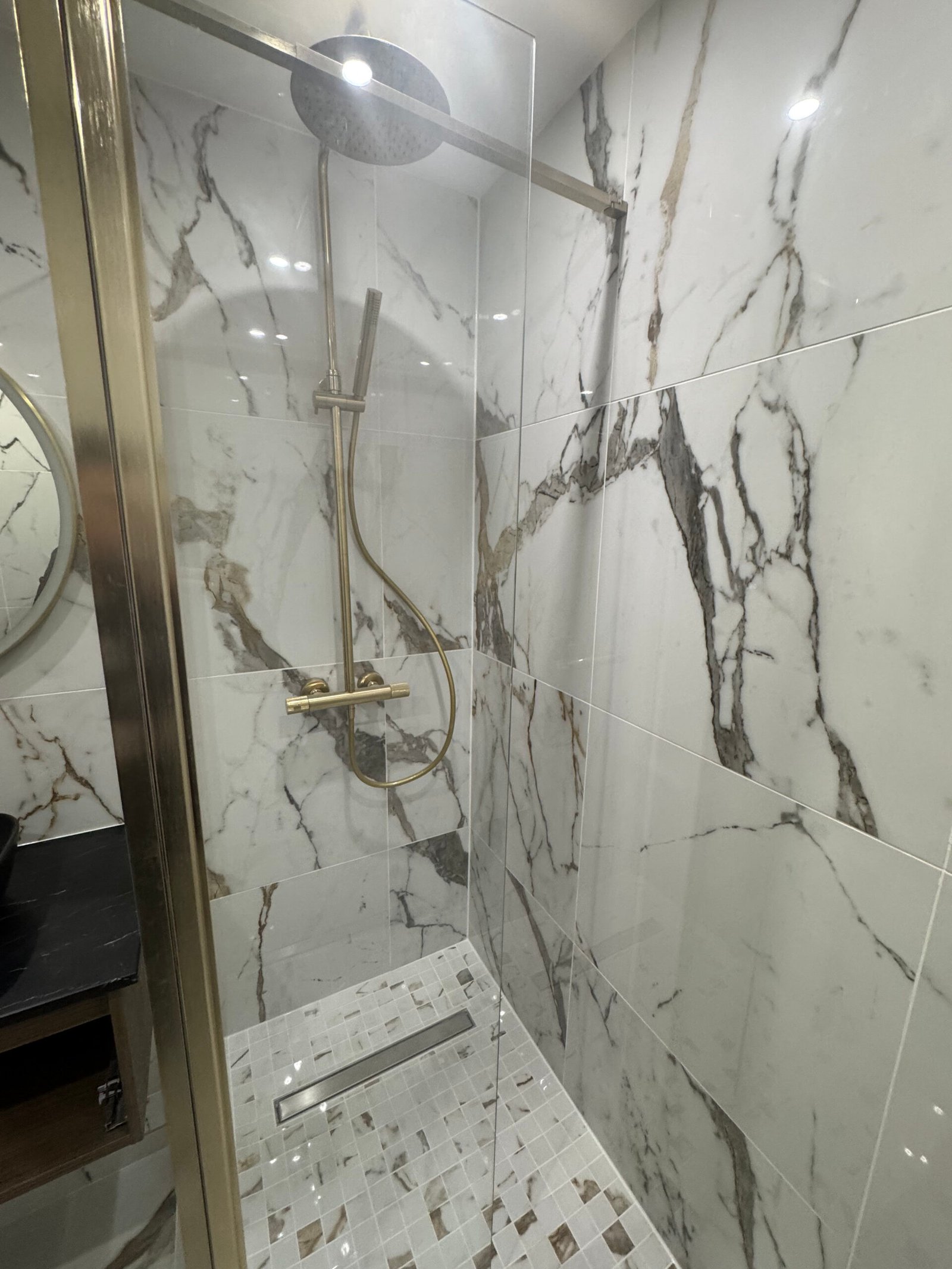 Espace douche avec carrelage effet marbre et colonne pommeau pluie