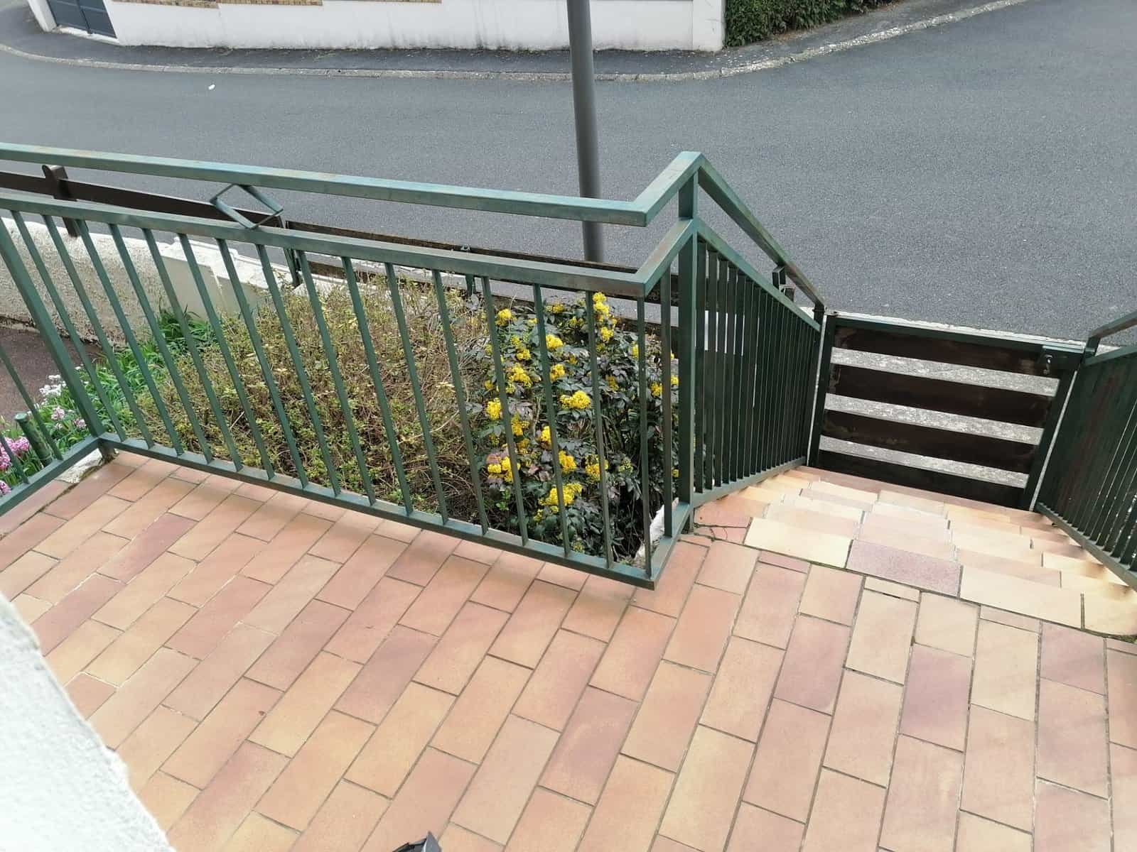 Balustrade d'escalier en métal avec main courante sécurisée.