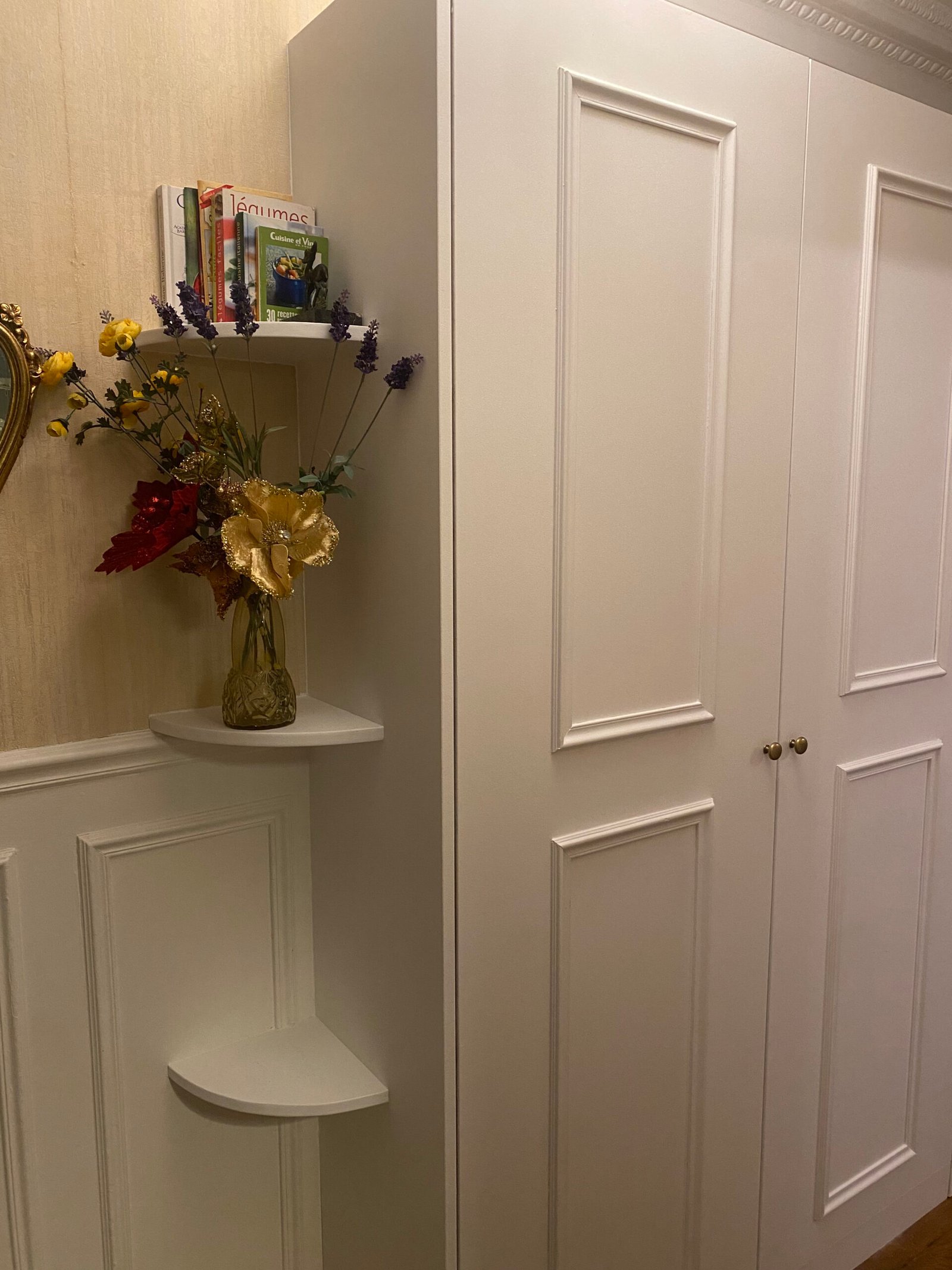 Détails du dressing avec finitions blanches et rangements intégrés