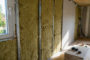 Isolation thermique des murs intérieurs en cours de pose avec ossature métallique et isolant par G&M Bâtiment