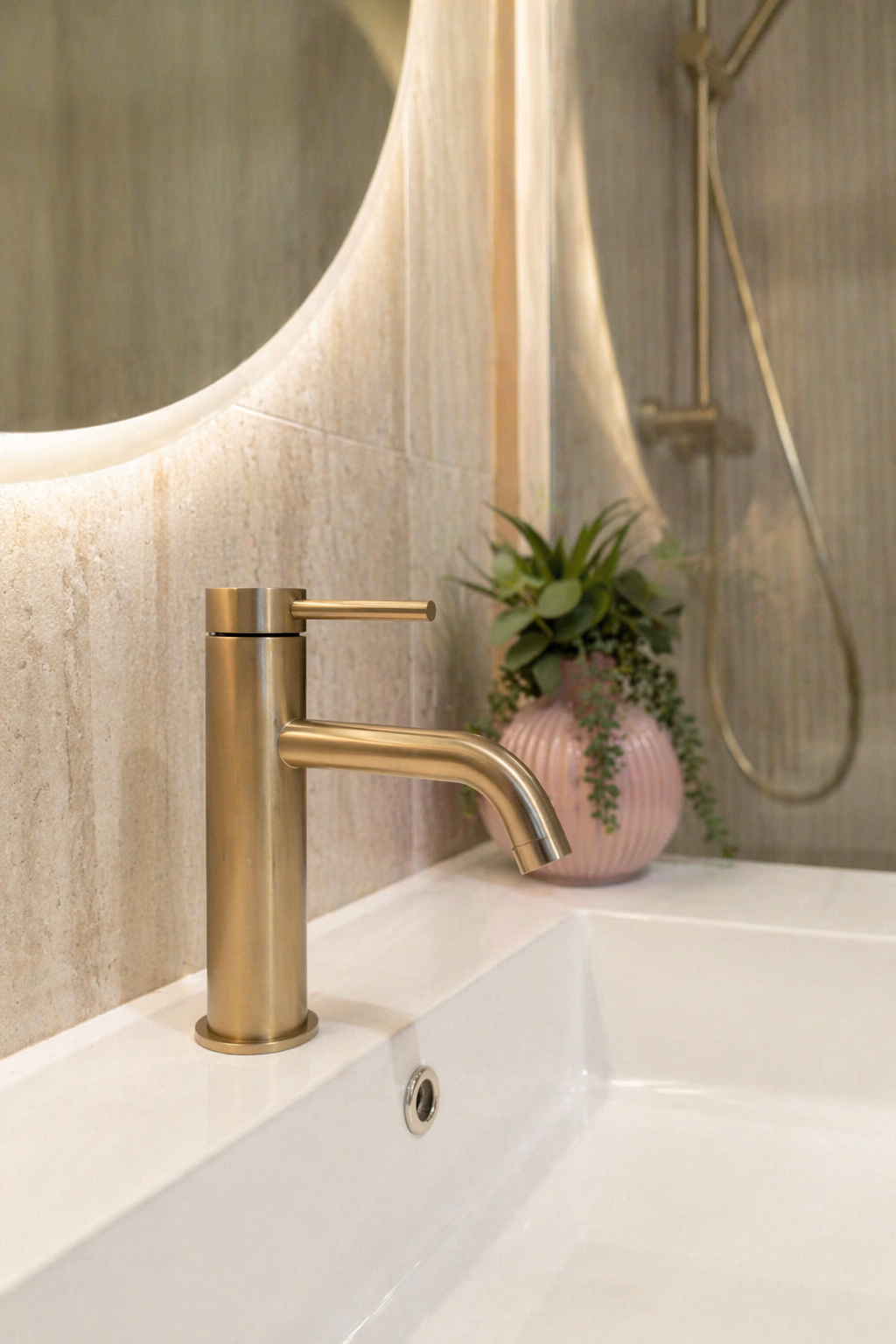 Détail robinetterie or brossé et vasque blanche