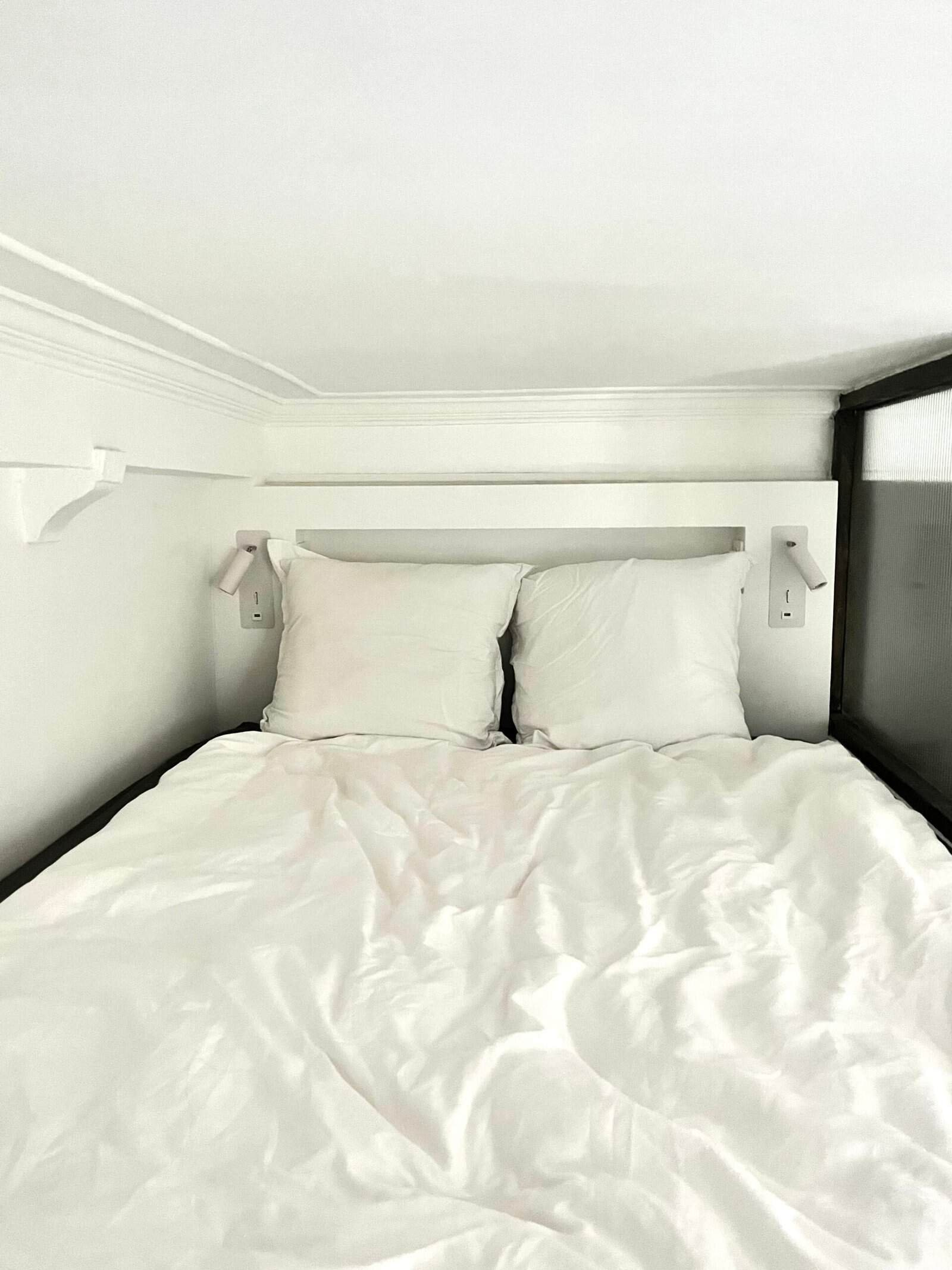 Lit mezzanine avec structure bois et rangements dans le studio, Paris 9ème