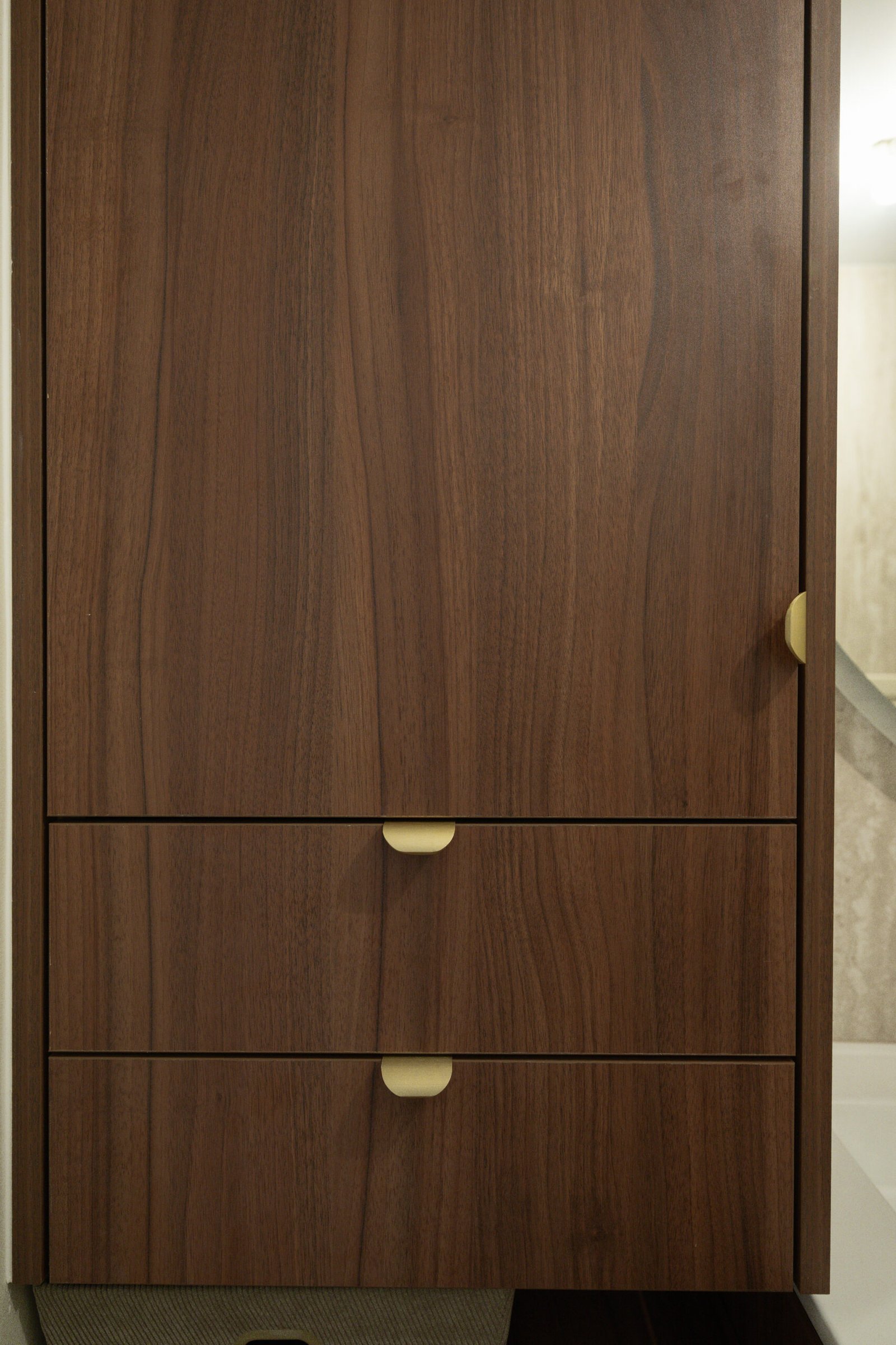 Détail du meuble de salle de bain et des rangements intégrés