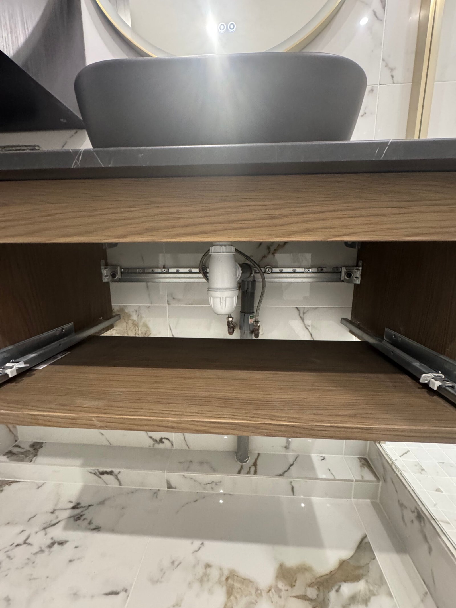 Pose du meuble vasque suspendu en bois foncé