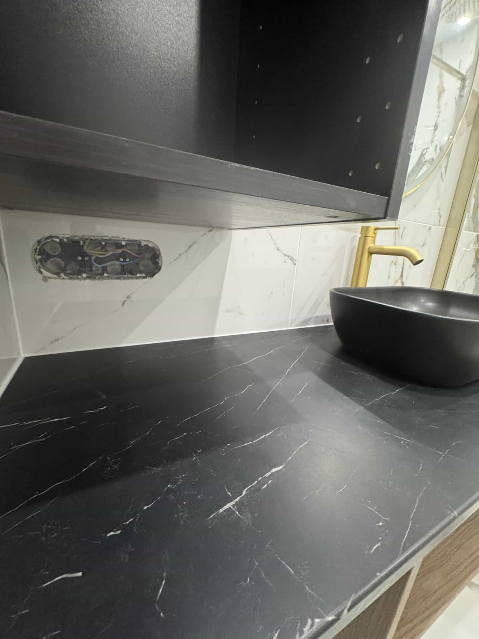 Détail meuble vasque et carrelage effet marbre, salle de bain Paris 15