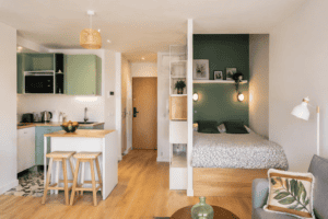 Studio rénové et optimisé par G&M Bâtiment avec cuisine ouverte, coin nuit intégré et aménagement sur mesure pour petit espace