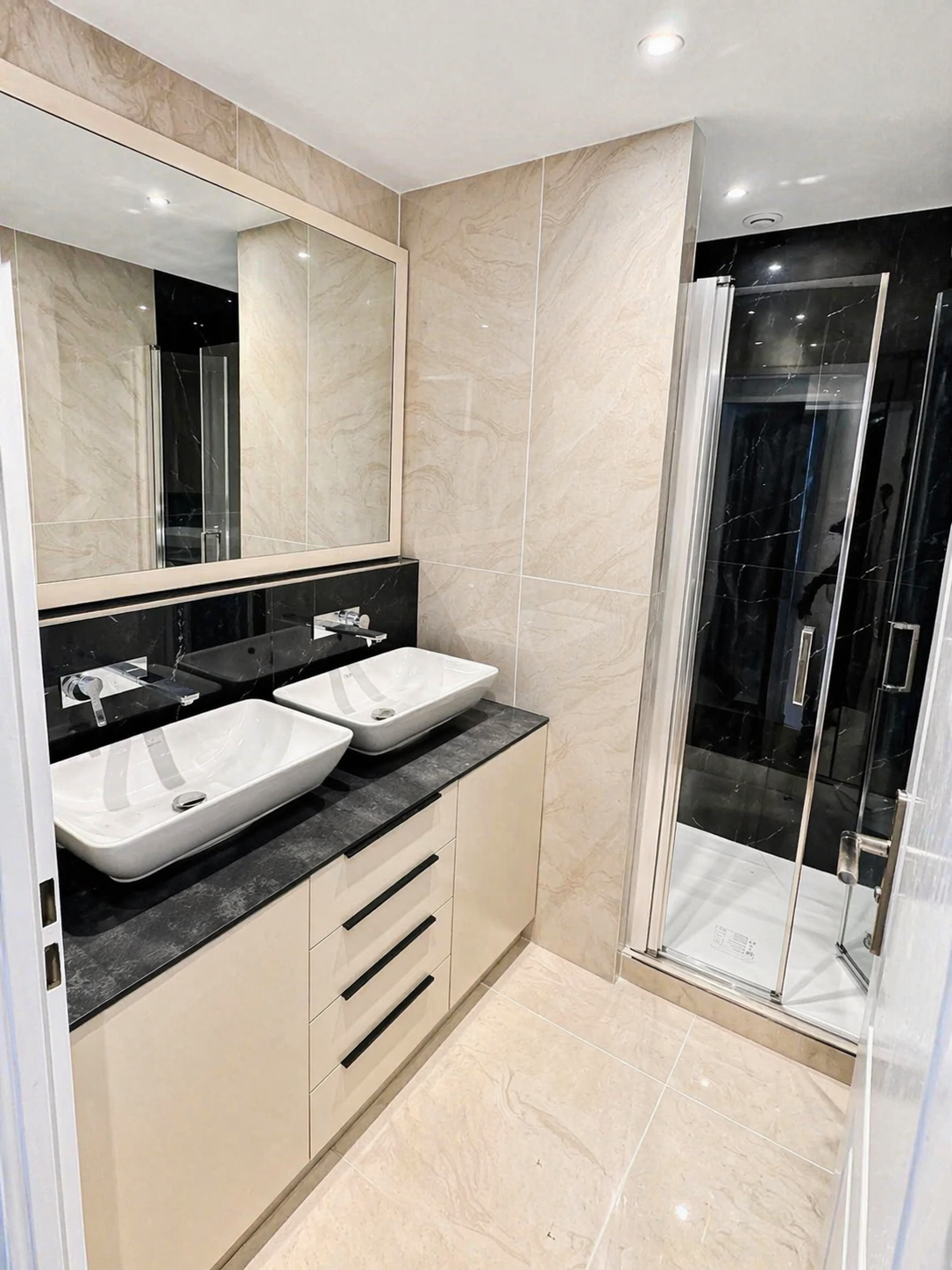 Salle de bain rénovée dans l’appartement à Ozoir-la-Ferrière