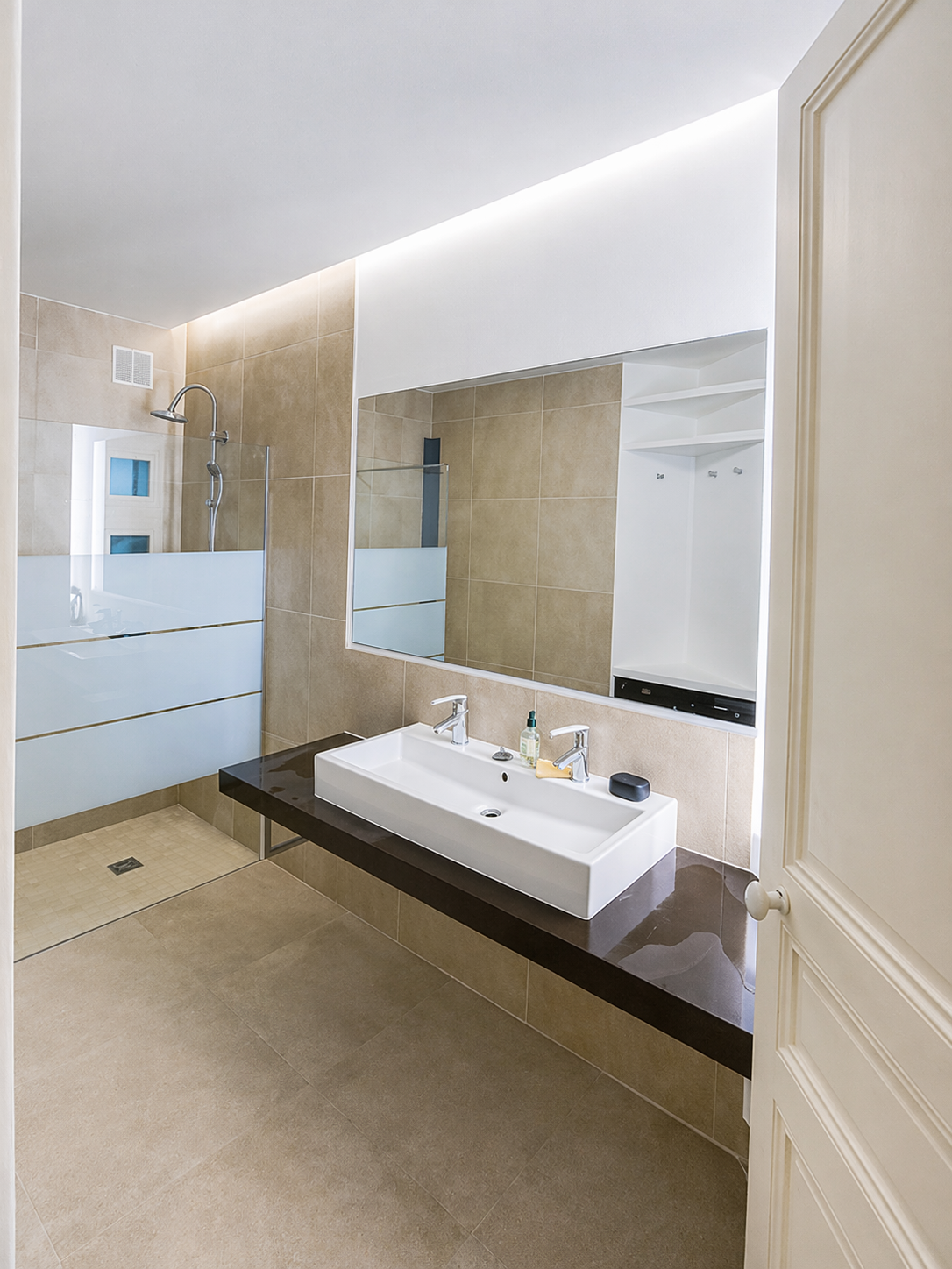 Vue d’ensemble de la salle de bain rénovée à Paris 15e