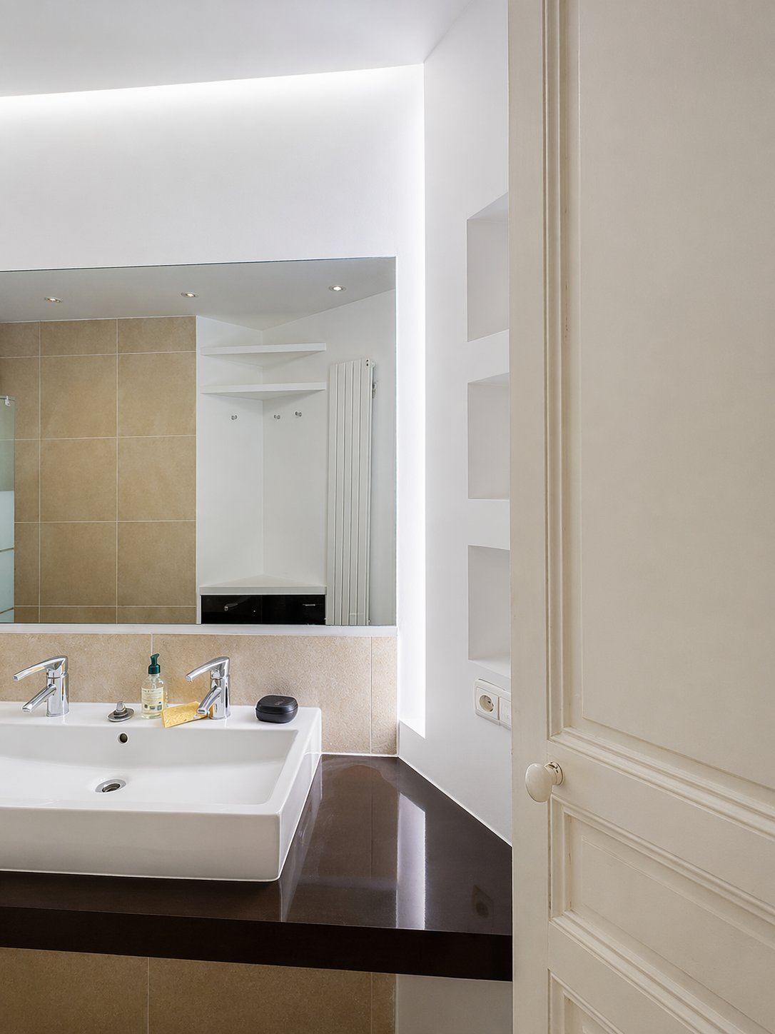 Vue du meuble vasque de la salle de bain rénovée