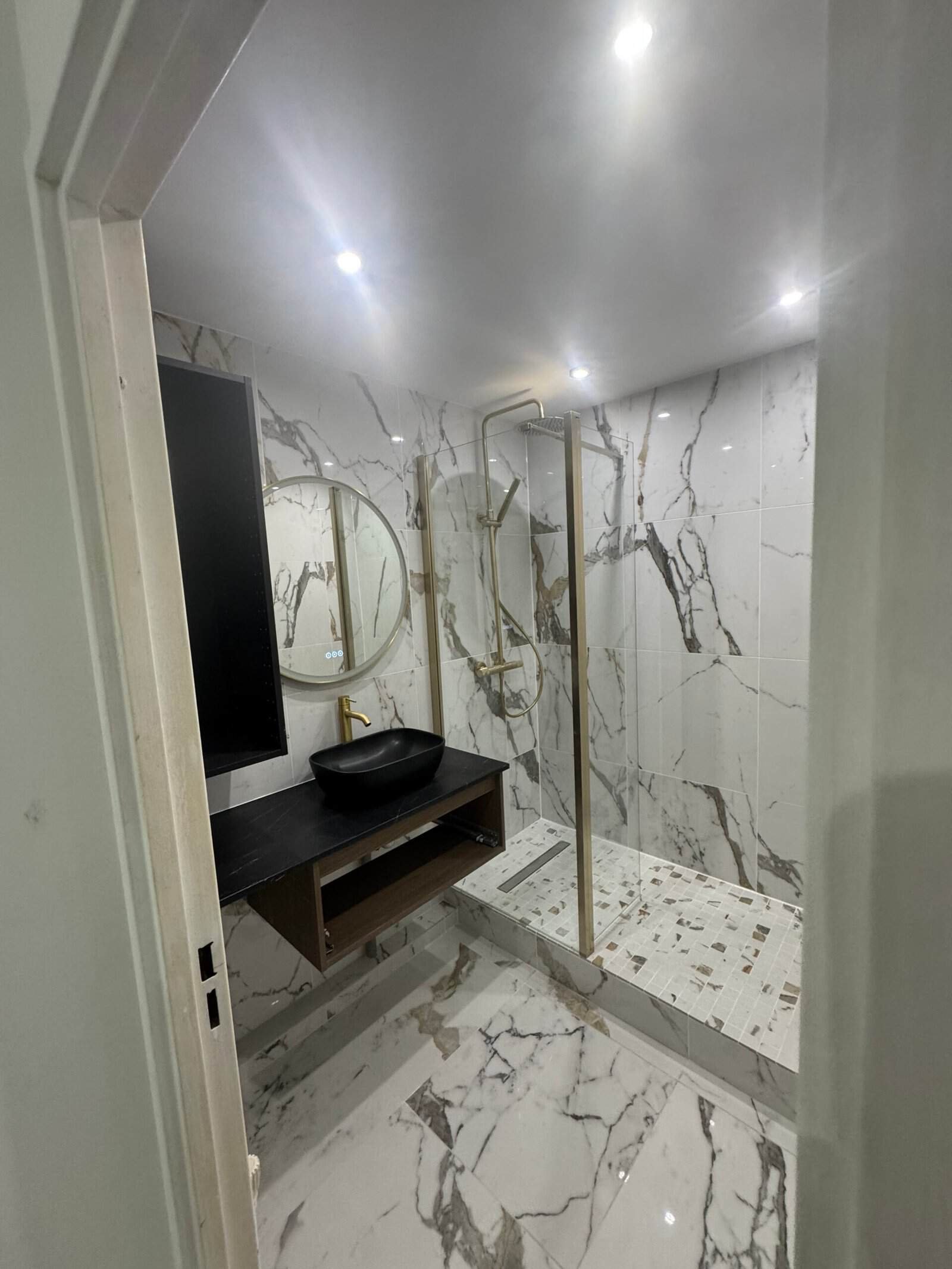 Salle de bain effet marbre rénovée à Paris 15ème, vue d'ensemble