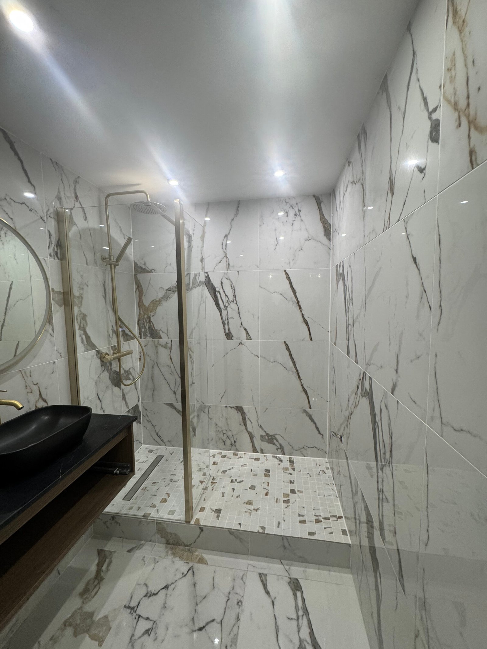 Vue d'ensemble de la salle de bain rénovée effet marbre à Paris 15ème