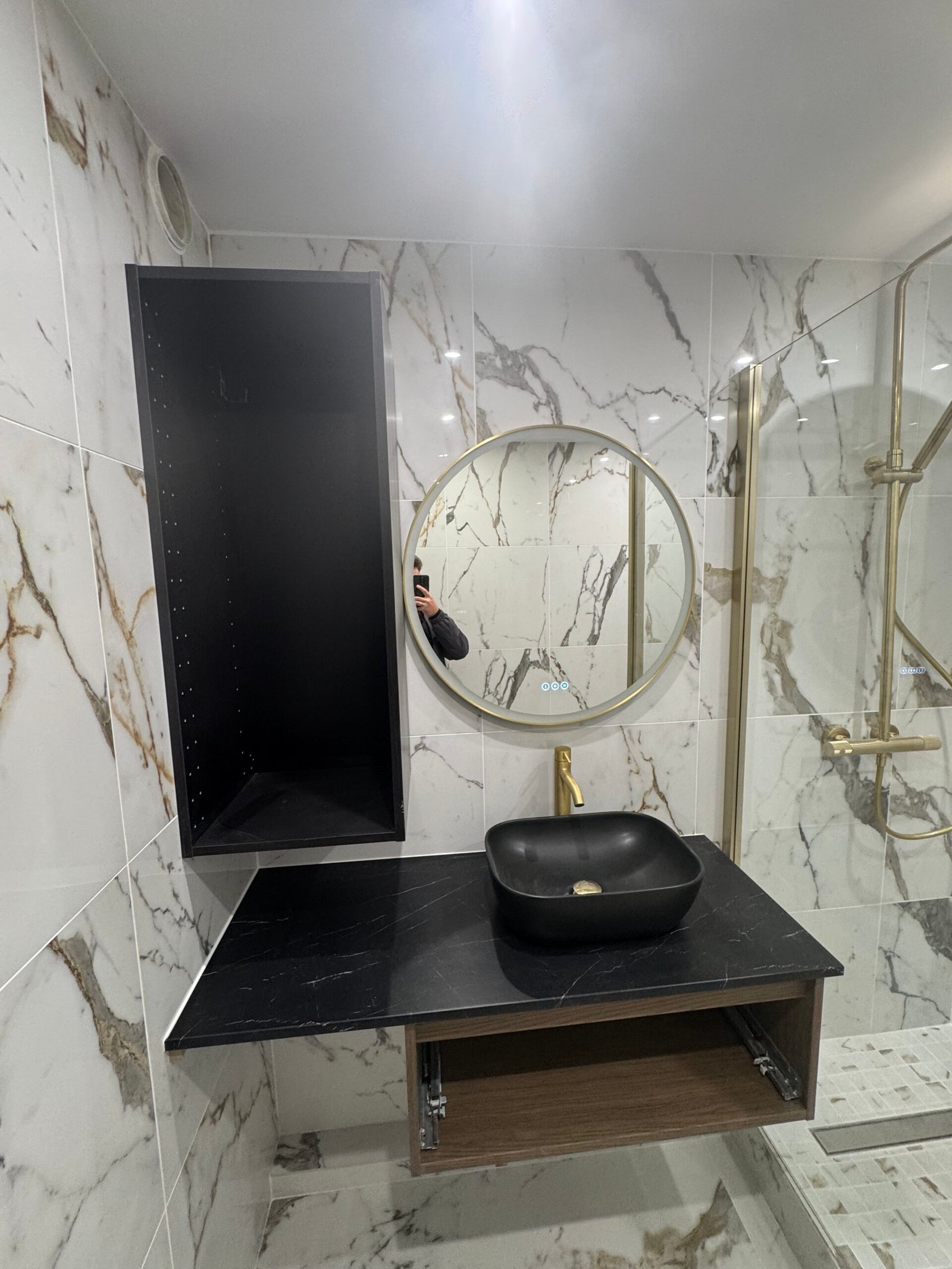 Meuble vasque suspendu bois foncé avec vasque noire et robinetterie dorée