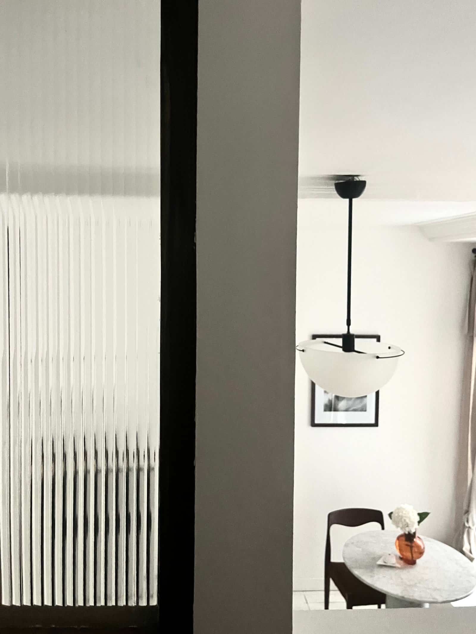 Vue haute du salon du studio rénové à Paris 9ème avec mezzanine et faux plafond spots