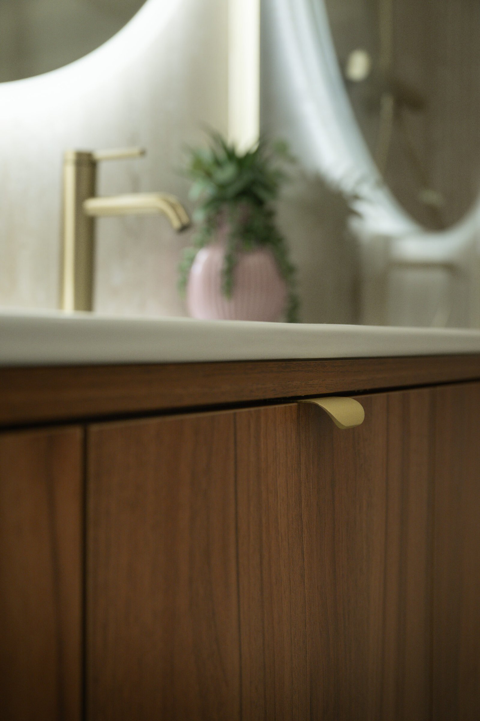 Vue du meuble vasque et des rangements sur-mesure dans la salle de bain