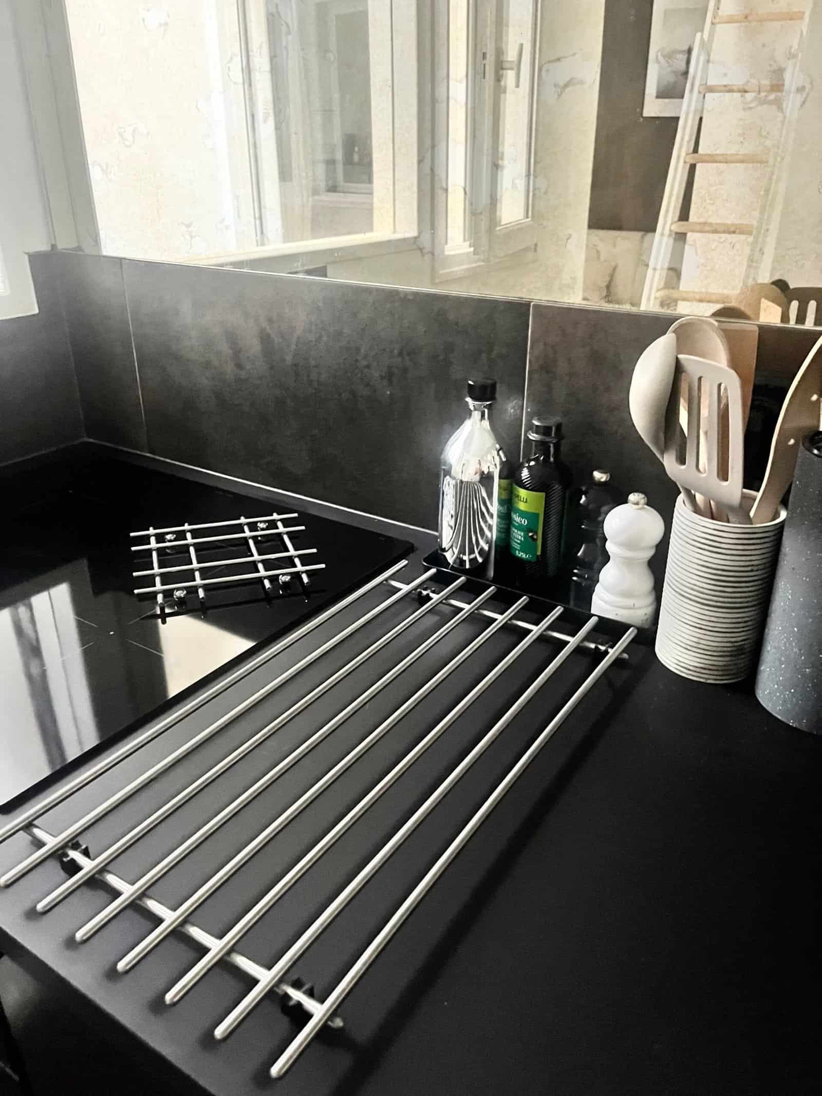 Cintre de cuisine en acier inoxydable pour séchage et organisation des ustensiles.