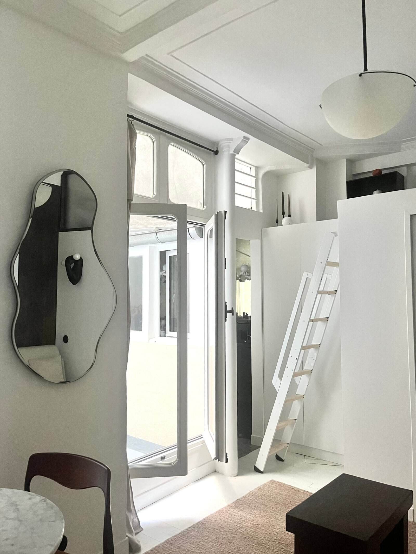 Vue du salon avec ouverture sur l'extérieur, studio Paris 9ème