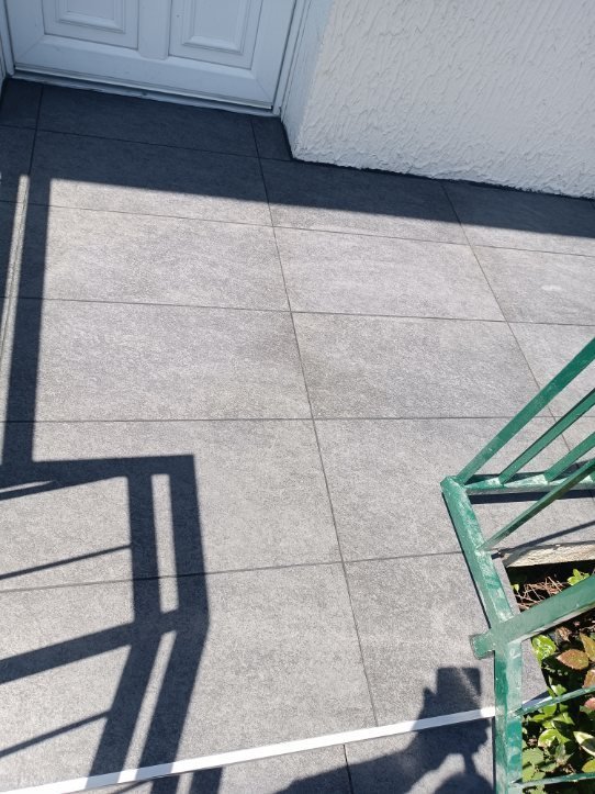 Carrelage extérieur gris pour terrasse ou balcon, durable et esthétique.
