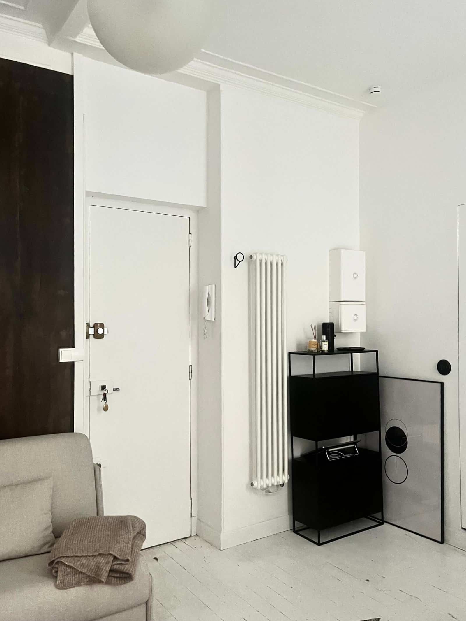 Aménagement intérieur moderne avec mobilier minimaliste et décoration épurée.