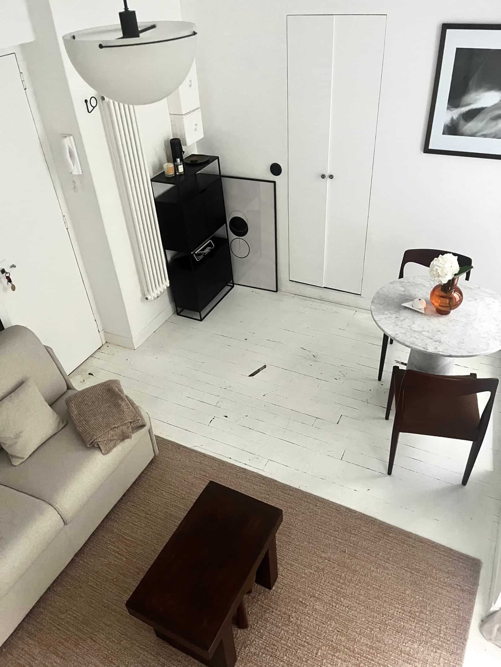 Vue haute du salon avec faux plafond spots LED et mezzanine, studio Paris 9ème