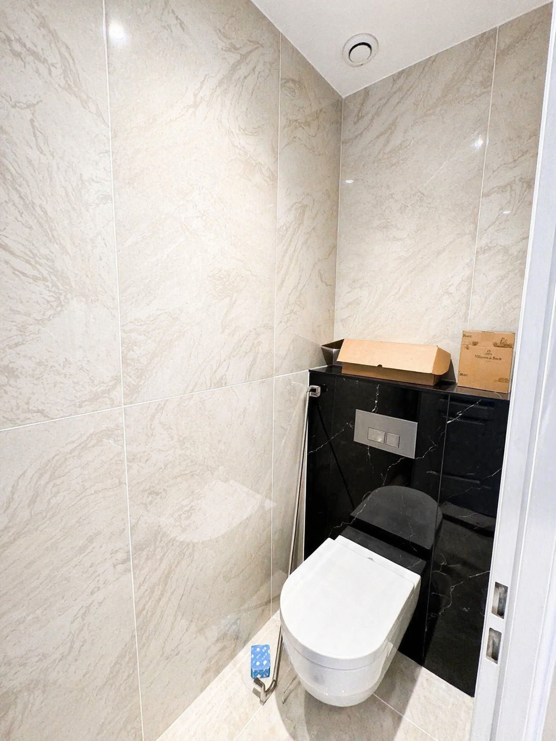 WC rénové dans l’appartement à Ozoir-la-Ferrière