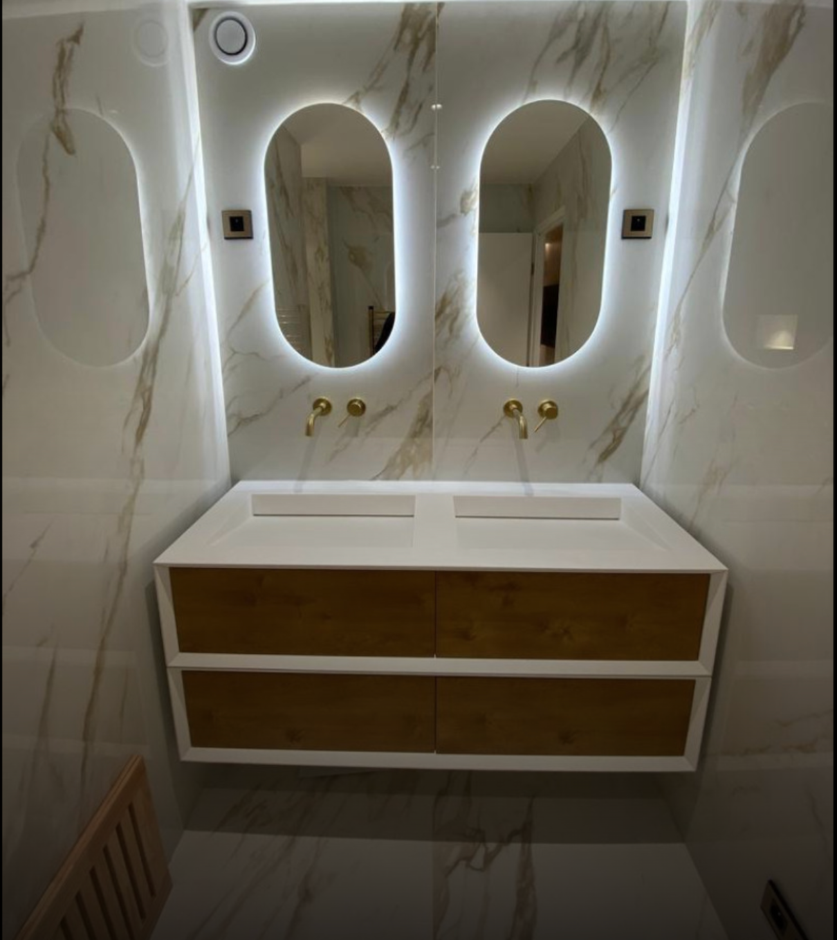 Meuble vasque avec miroir — rénovation salle de bain Paris