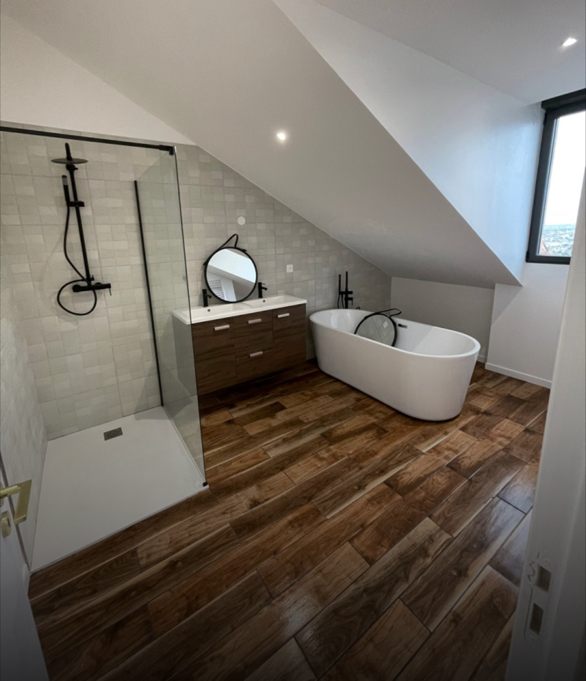 Salle de bain carrelage effet parquet — G&M Bâtiment IDF