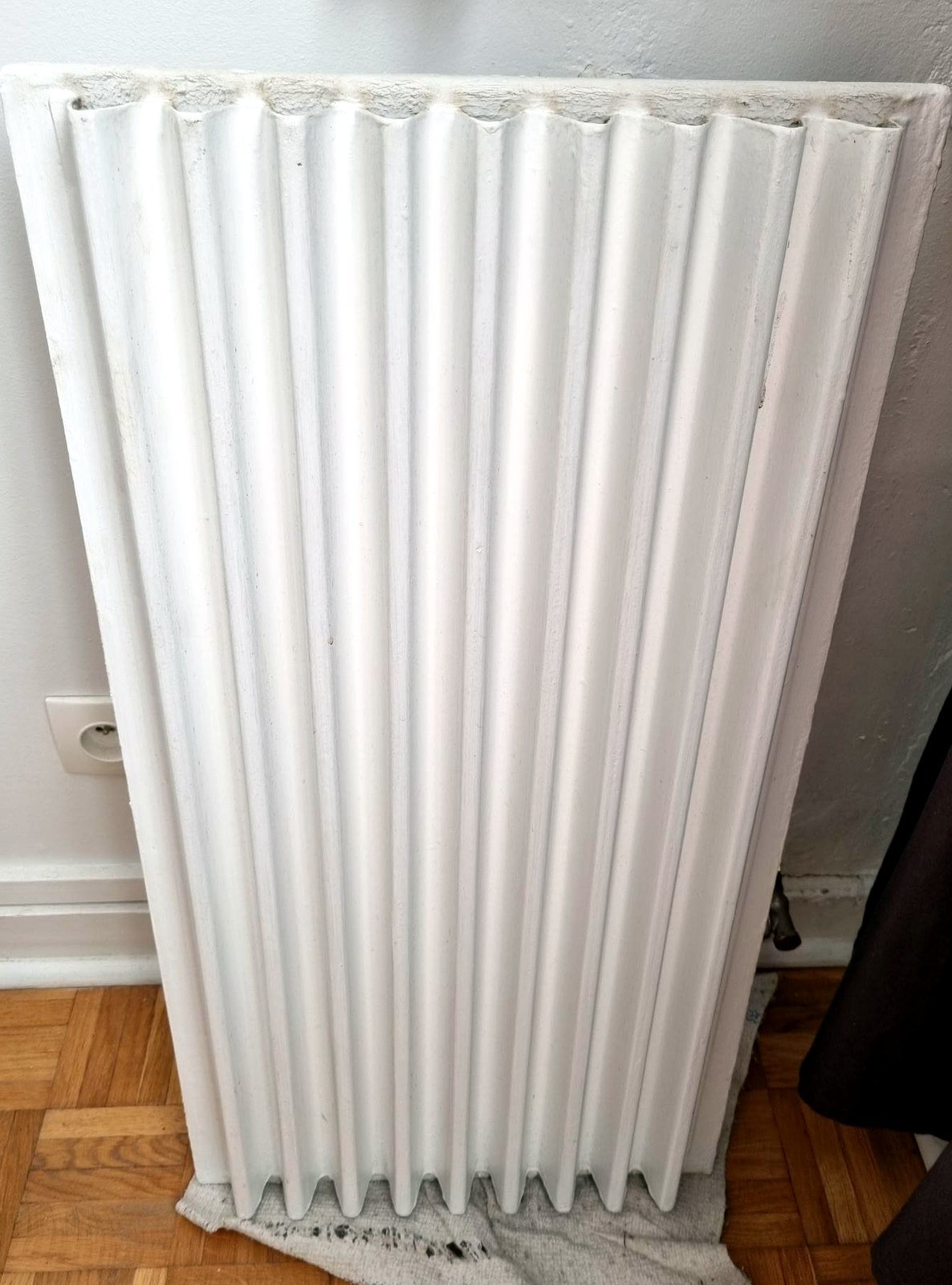 Ancien radiateur à eau en fonte avant dépose dans un appartement du 14e arrondissement de Paris