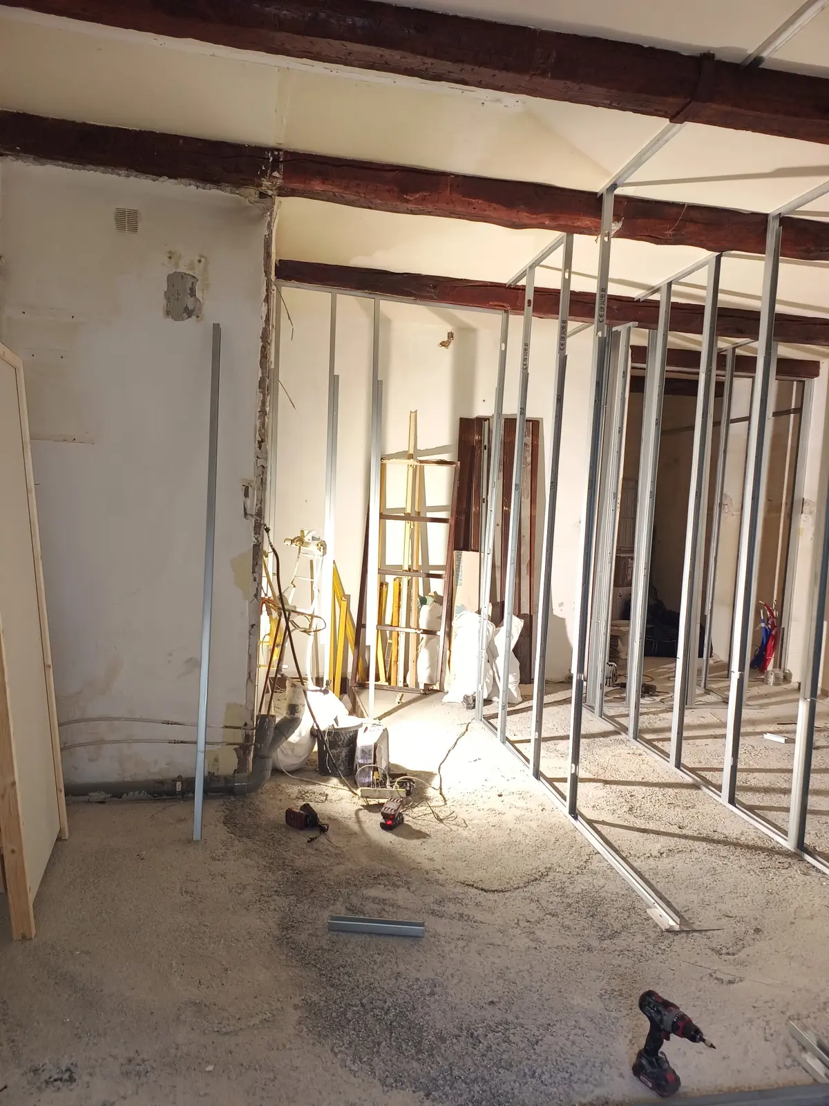Montage des cloisons en ossature métallique pour la création des deux chambres