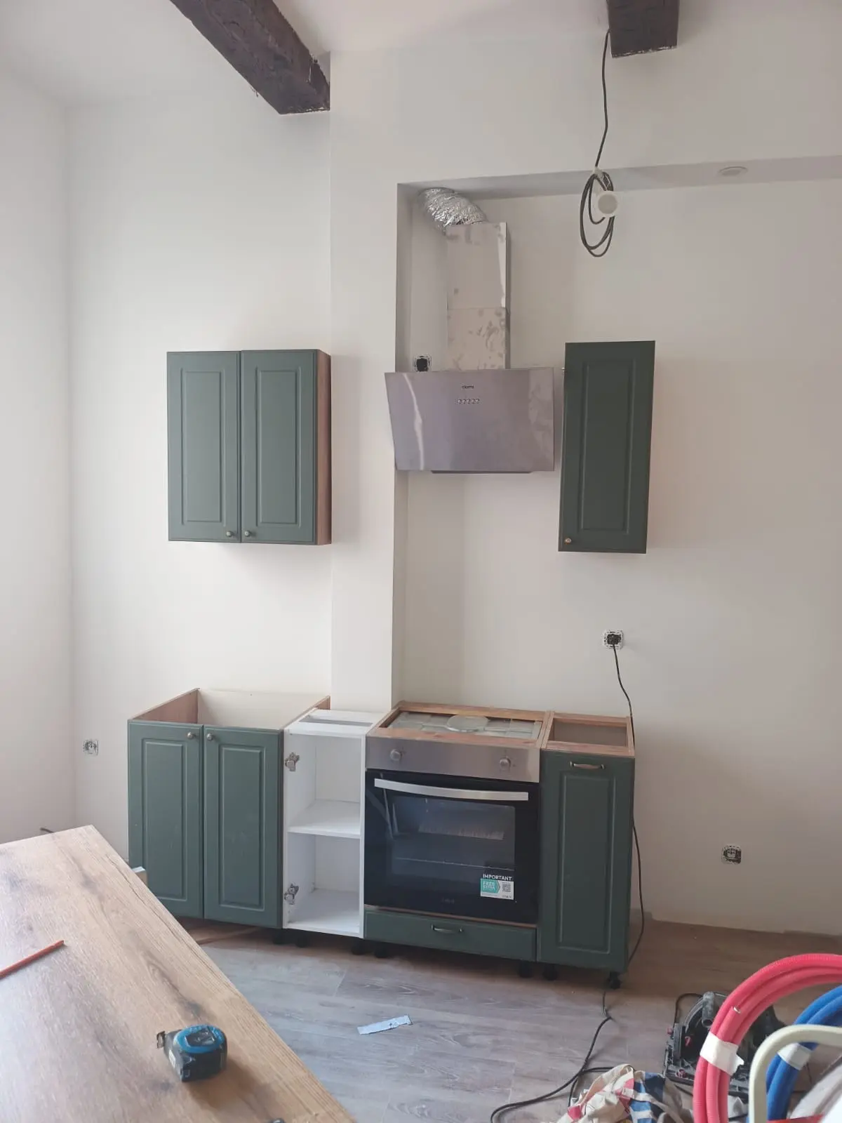 Installation de la cuisine et raccordements en eau et électricité pendant le chantier