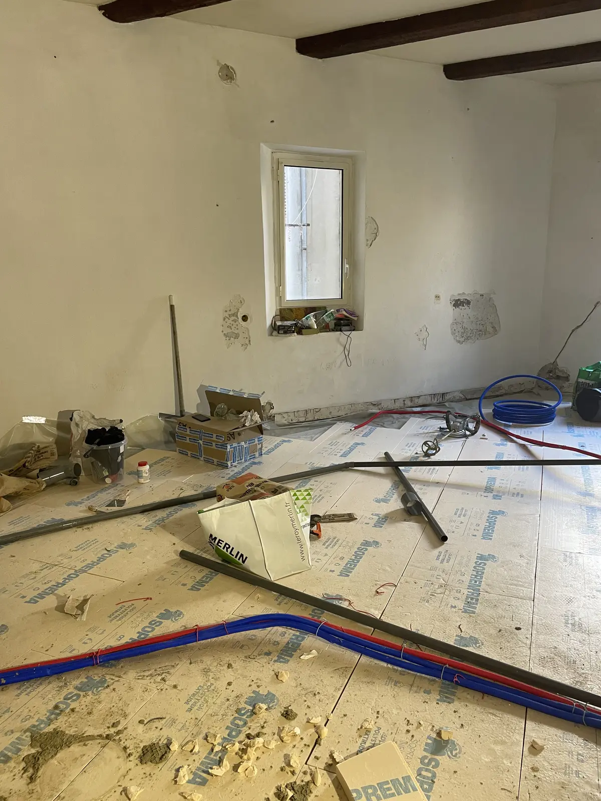 Création des réseaux de plomberie encastrés pendant la rénovation de l'appartement de 60 m²