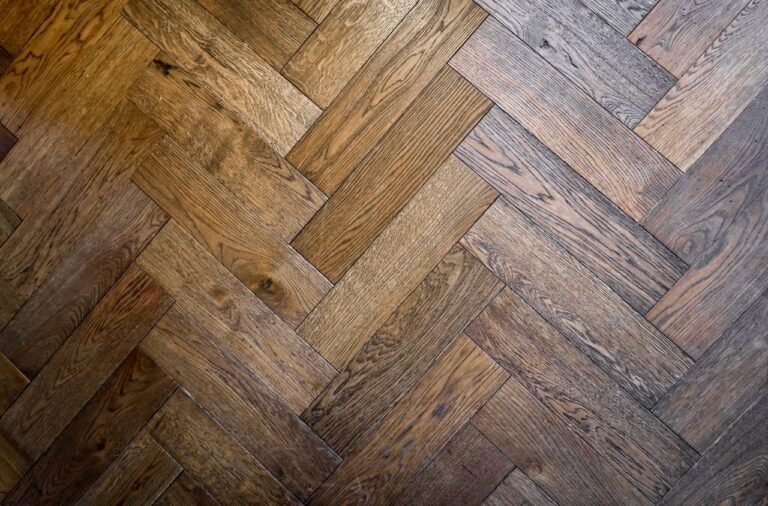 parquet ancien abîmé avant rénovation