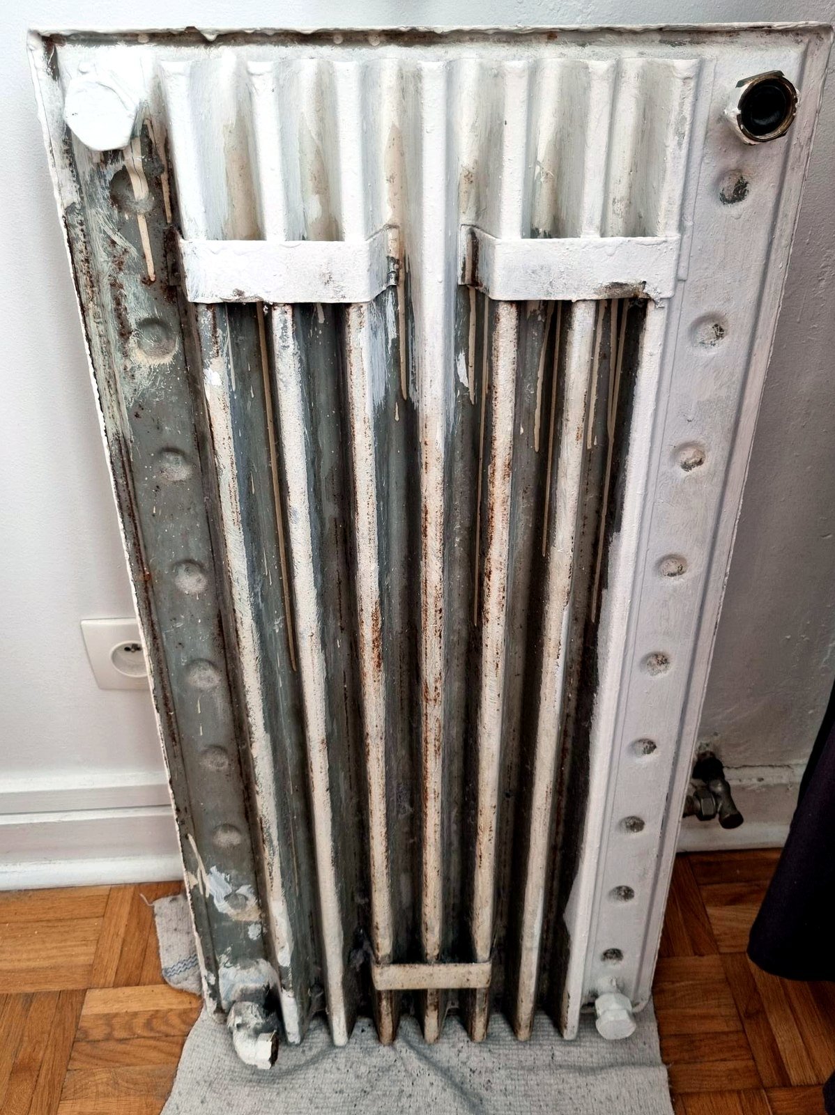 Radiateur ancien déposé, corrosion et peinture écaillée avant remplacement à Paris 14e