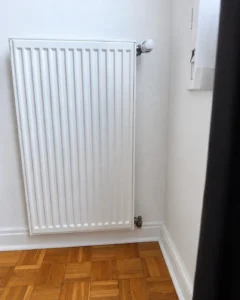 Radiateur neuf posé avec robinet thermostatique après remplacement à Paris 14e